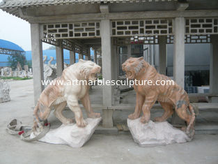 China Escultura de leões de mármore rosa com base fornecedor