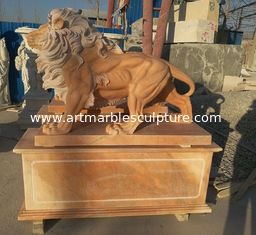 China Decoração de jardim Natureza Estatua de leões de pedra que andam escultura de animais de mármore rosa, fornecedor de escultura em pedra fornecedor