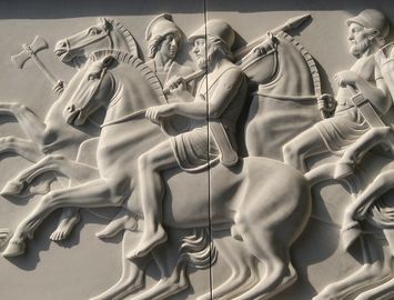 Painel de escultura em pedra e relevo