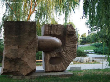 Escultura de granito vermelho no parque fornecedor