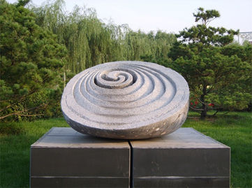 Escultura de granito vermelho no parque fornecedor
