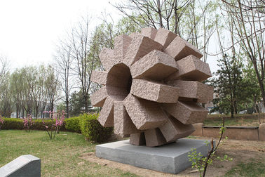 Escultura de granito vermelho no parque fornecedor