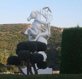 Pintura branca Esculturas de bronze abstratas, cavalo de bronze com estátuas de figuras, fornecedor de esculturas da China fornecedor