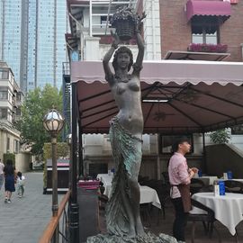 Escultura de bronze de menina graciosa e bonita para jardim ao ar livre, estátuas de bronze personalizadas, fornecedor de esculturas da China fornecedor