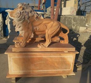 Decoração de jardim Leões de pedra a andar escultura de animais em mármore rosa, fornecedor de escultura em pedra fornecedor