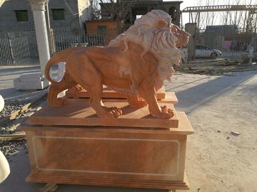 Decoração de jardim Leões de pedra a andar escultura de animais em mármore rosa, fornecedor de escultura em pedra fornecedor