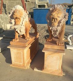 Decoração de jardim Leões de pedra a andar escultura de animais em mármore rosa, fornecedor de escultura em pedra fornecedor